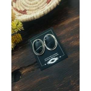 Boucles d'oreilles clous Navajo en argent sterling et buffle blanc, motif géométrique avec incrustation d'onyx, sertissage clos, faites à la main - Product Image 4