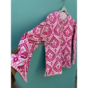 Veste polaire matelassée indienne à la main pour femmes Manteau d'hiver court en coton réversible pour filles Techniques imprimées pour la saison d'automne - Product Image 5