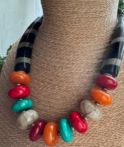 Collier en résine pour femme au design classique avec motif unique, bijoux de mode pour les occasions de Noël, fabriqué en Inde - Product Image 3