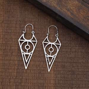 Boucles d'oreilles créoles légères en argent sterling 925 en forme de triangle Huggie bijoux fins pour femmes bijoux faits main à la mode vente en gros - Product Image 2