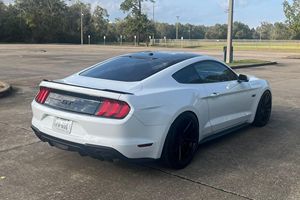 Ford Mustang GT Coupé Premium 2020 d'occasion, boîte manuelle 6 vitesses, moteur Coyote V8 - Product Image 2