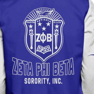 Chaqueta de Satén para Mujer Zeta Phi Beta, Estilo Universitario, Bordado con el Escudo de la Hermandad ZPB, Color Azul y Blanco, Prenda Griega Premium - Product Image 5