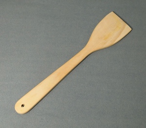 Spatule en bois de hêtre naturel à grain clair, fabriquée à la main, avec manche long ergonomique, spatule de cuisine décorative inclinée pour poêle antiadhésive - Product Image 5