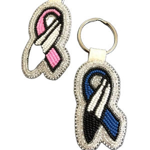 Llavero bordado con cuentas de semillas hecho a mano y accesorios de bolso para niñas de India - Product Image 1