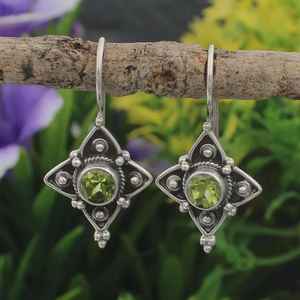 Pendientes de Plata de Ley Hechos a Mano con Baño de Oro y Peridoto, Diseño Floral con Engaste de Bisel, Joyería de Piedras Preciosas, Regalo para Mujer, Aniversario - Product Image 6