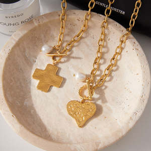 Collar con Colgante de Acero Inoxidable Chapado en Oro de 18K J&D, Cruz de Corazón Martillado con Diamante y Perla, Estilo Vintage, Cadena de Serpiente, Regalo - Product Image 6