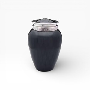 Urne funéraire noire mate en charbon de bois avec bord gravé argenté et couvercle carré moderne pour un mémorial contemporain - Product Image 1