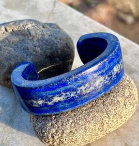 Cadeau spécial de manchette de pierres précieuses en Lapis Lazuli naturel de conception unique pour hommes ou femmes pierres précieuses en vrac - Product Image 3