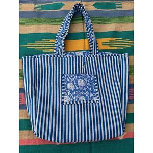 Bolsa de Mano Extra Grande Acolchada de Algodón, Ecológica, Resistente, para Compras, Fin de Semana, Reversible, Azul y Blanco Vibrantes - Product Image 4