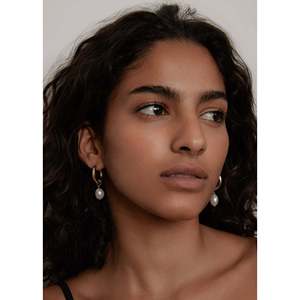 Boucles d'oreilles créoles style baroque avec perles - Product Image 3