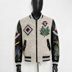 Logotipo personalizado Toalla bordada Streetwear Varsity Jacket Chaqueta de lana Hombres con parches de chenilla y diamantes de imitación - Product Image 3