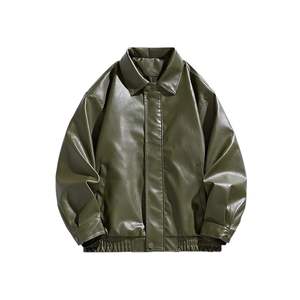 Esta es una chaqueta bomber de piel sintética extragrande para hombre en color verde oliva. - Product Image 3