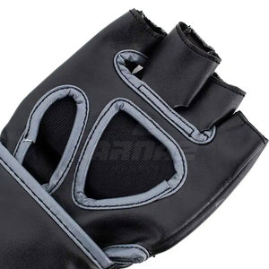 Gants MMA personnalisés pour l'entraînement d'arts martiaux et le fitness Gants MMA rembourrés avec ajustement sûr et mouvement flexible - Product Image 5