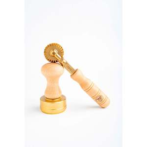 Paquet LaGondola: 1 Tampon Corzetti Rond et 1 Coupe-Pâtes Festoneed en Laiton et Bois Naturel-FLORA - Product Image 6