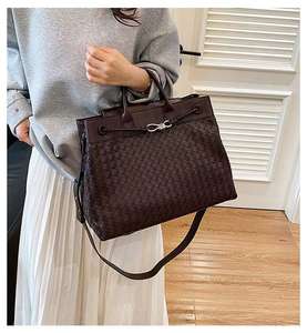 Nouveau sac fourre-tout tissé vintage tendance pour femme avec grande capacité, fermeture éclair et bandoulière unique - Product Image 1