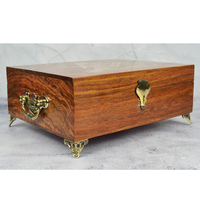 Ensemble d'outils maçonniques de luxe en bois de palissandre, comprenant une équerre, une règle et une règle de maçon en bois avec une truelle dorée et le logo de la franc-maçonnerie