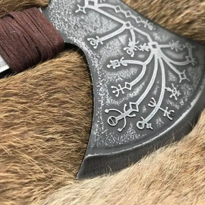 Hache viking artisanale avec manche en bois de frêne gravé et fourreau en cuir avec gravure sur la tête - Product Image 3