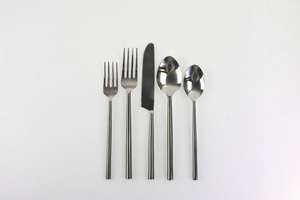 Service de couverts en acier inoxydable finition argentée conçu pour la perfection, apportant du glamour aux repas quotidiens et festifs - Product Image 5