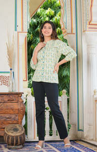 Elegante Camisa de Rayón con Estampado Floral Verde para Mujer, con Pliegues, Cuello Mao y Mangas Tres Cuartos, Diseñada para Uso Casual - Product Image 3