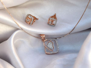 Ensemble de pendentifs en forme de coeur en or 18 carats certifié IGI diamant naturel léger minimaliste élégant bijoux intemporels - Product Image 2