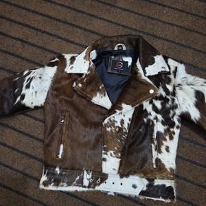 Chaqueta de invierno de cuero genuino para hombres Premium con pelo de vaca bordado para temporadas de otoño Primavera Verano - Product Image 4