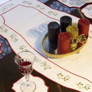 Chemin de table à motif de cadre rouge classique de Noël brodé | 50x110 cm | Résistant aux taches | Décor de fête de vacances - Product Image 1