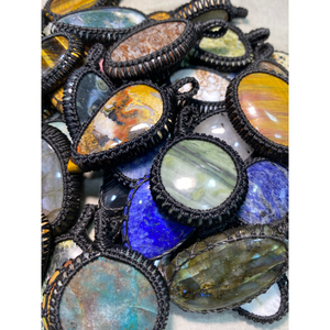 Pendentif en macramé de haute qualité avec pierres précieuses naturelles polies beaux bijoux breloques pendentifs en pierres précieuses mélangées - Product Image 2