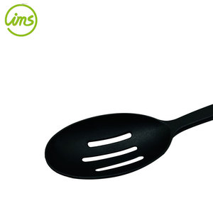 Cuchara para servir ranurada de nailon hecha en Vietnam - Product Image 3