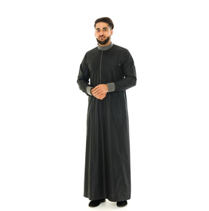 Marocain Moderne 2023 Arabe Saoudien Hommes Thobes Daffah Fabricant Haute Qualité Thobes Couleur Unie En Gros Jubbah teint en noir - Product Image 4