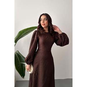 Vestido Largo Marrón con Cinturón y Detalles de Encaje Repujado - Marrón - Product Image 3