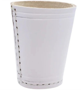 Copa para dados de cuero blanco hecha a mano, estilo minimalista redondo, elaborada con detalles de costura para guardar dados - Product Image 1