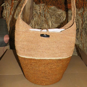 Madagascar Crochet Raphia Sac À Main 100% Coton Couleur Bicolore avec Bouton En Corne De Zébu Fait À La Main Longue Sangle Bandoulière Incrustation De Paille - Product Image 1