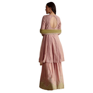 Traje Sharara de tejido aplastado rosa claro con lentejuelas Zari para recepción festiva de fiesta de boda y ocasiones culturales tradicionales - Product Image 3