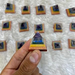 Vente en gros de haute qualité 15-20mm pyramide à sept chakras pierre semi-précieuse artisanat générateur d'énergie fait à la main pierre précieuse style mascotte - Product Image 6