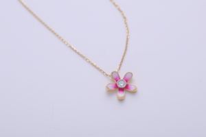 Collier pendentif fleur en or 18 carats multicolore Avina Jewels, émail rose, centre diamant, finition rhodiée |   Bijoux pour enfants | - Product Image 4
