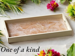 Plateau en résine époxy en bois crème Geode Design avec poignées faites à la main Plateau de service et TV décoratif unique en son genre - Product Image 3