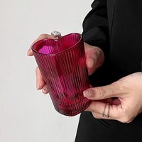 Marteau à pointe d'onde à bande verticale rouge rose Chope à bière Verre à liqueur sans poignée Verres à cœur Verre à boire