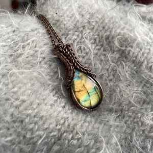 Collar con colgante de labradorita envuelto en cobre, joyería de cristal hecha a mano, regalo bohemio para ella, piedra preciosa Natural - Product Image 1