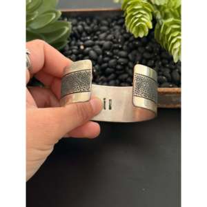 Brazalete de Plata de Ley y Turquesa Golden Hills de David Benally, Joyería Coleccionable Cultural - Product Image 5