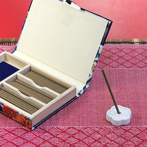 Juego de regalo de incienso japonés con soporte de cerámica (en caja de madera de Paulownia) - Product Image 2