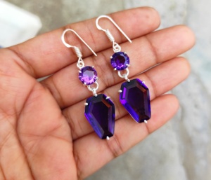 Vente en gros de boucles d'oreilles en laiton plaqué or avec améthyste et perles, faites à la main en forme de cercueil, style bohème, prix d'usine - Product Image 4