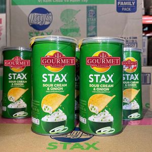 Lays Stax Sour Cream Onion Halal 42g offers creamy, tangy sour cream and onion flavor with a crispy, satisfying crunch - Product Image 2