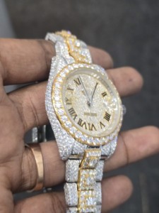Montre classique ronde en moissanite et diamant, design hip-hop de haute qualité avec mouvement mécanique artisanal pour hommes et femmes - Product Image 3