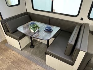 Caravane de voyage Trail Runner pour 6 personnes, design moderne en aluminium, couleur noire, camping-car confortable avec auvent et éclairage LED bleu - Product Image 2