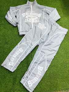 OEM Logo personnalisé Survêtement de jogging en nylon réfléchissant Ensemble de survêtement coupe-vent pour homme Rayures blanches pour homme - Product Image 2