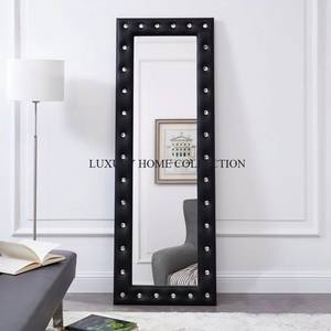 Élégant miroir de sol fonctionnel en métal pleine longueur avec un design pratique adapté aux chambres et aux dressing - Product Image 1