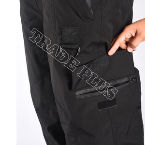 Pantalon de neige unisexe de style cargo noir imperméable et doublé polaire pantalon de ski isolé avec coupe réglable et poches zippées - Product Image 5