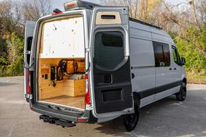 2022 MBenz Sprinter 2500 4x4 Blanco Autocaravana 1.300 Millas Camper Conversión Turbodiesel V6 Potencia 4000kg Carga útil - Product Image 2