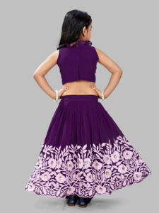 ชุดเลเฮนกาโชลีสีม่วงสำหรับเด็กผู้หญิง แบรนด์โชรยัม แฟชั่น ตกแต่งด้วยลายปักดอกไม้ คอระบาย แต่งสไตล์ชาติพันธุ์ เหมาะสำหรับงานปาร์ตี้ ความยาวระดับพื้น - Product Image 3