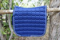 Tapis de selle de dressage/saut d'obstacles en coton 100% de haute qualité, chauds et doux, avec logo et design brodés sur mesure pour l'équitation.